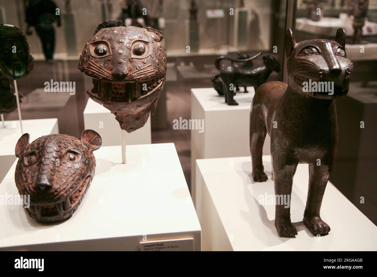 Exposition d'art africain au Metropolitan Museum of Art, figures en bronze léopard, New York, États-Unis Banque D'Images