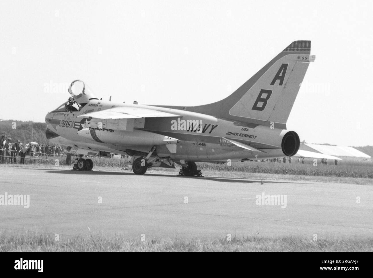 Marine des États-Unis - Ling Temco-Vought A-7B-3-CV Corsair II 154481 (msn B121, code d'unité AB, indicatif d'appel 305), de va-45 (ATKRON 45), a embarqué sur l'USS John F. Kennedy, à la base aérienne de Deelen aux pays-Bas pour une exposition aérienne. Cet appareil a été retiré à Davis-Monthan pour être mis au rebut le 6 juin 1984. Banque D'Images