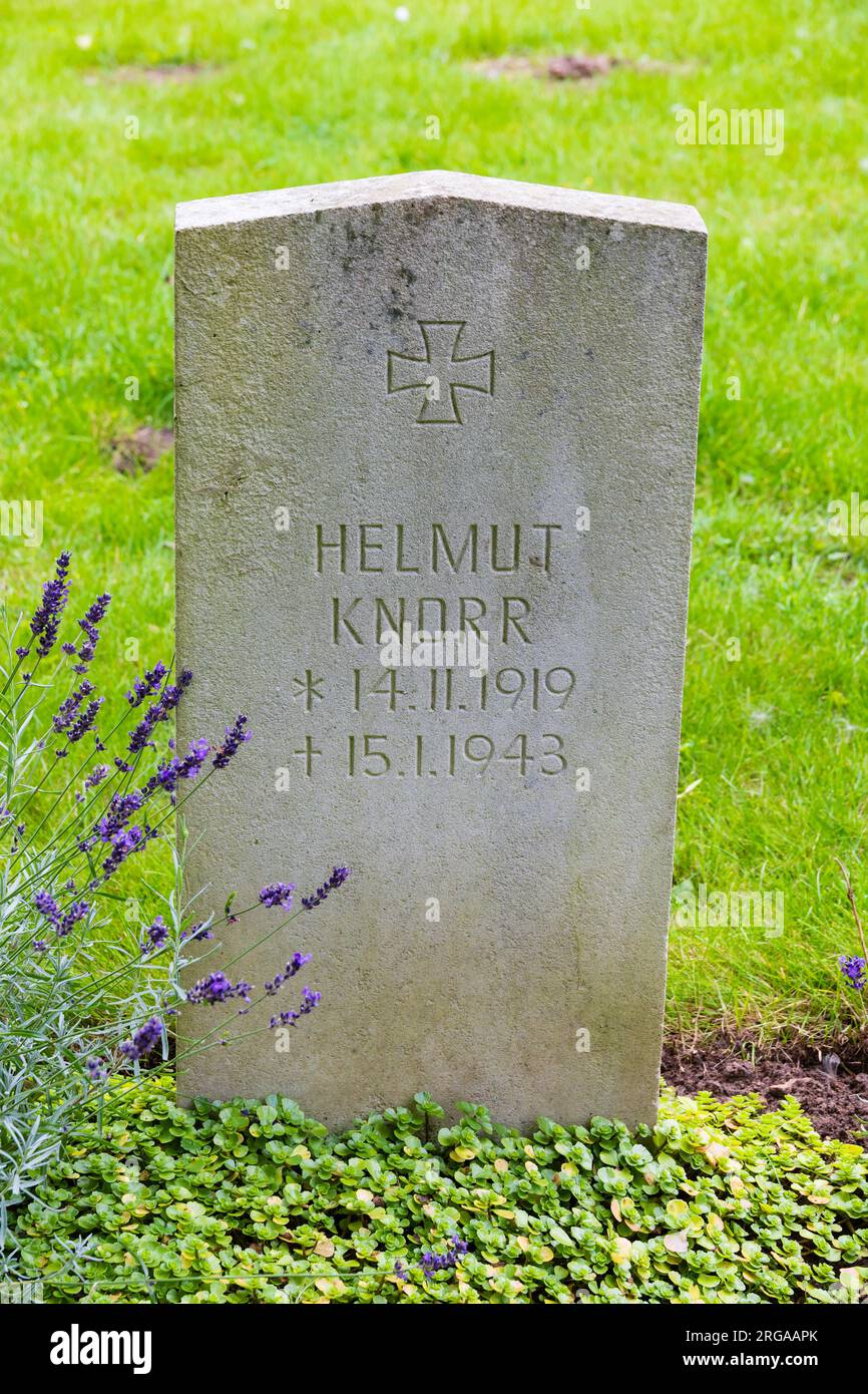 La Luftwaffe allemande tombe de guerre de Helmut Knorr, de l'équipage d'un Dornier Do217, abattu après avoir bombardé Lincoln. Scopwick église du Saint C Banque D'Images