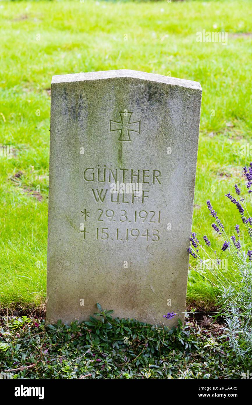 La tombe de guerre de la Luftwaffe allemande Gunther Wolff, de l'équipage d'un Dornier Do217, abattu après avoir bombardé Lincoln. Église Scopwick du Saint Cro Banque D'Images