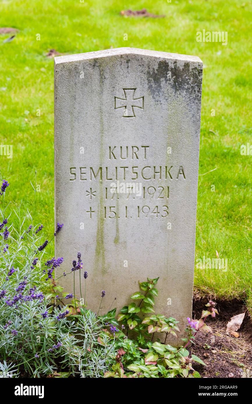 La Luftwaffe allemande tombe de guerre de Kurt Semlitschka, de l'équipage d'un Dornier Do217, abattu après avoir bombardé Lincoln. Église Scopwick du Ho Banque D'Images