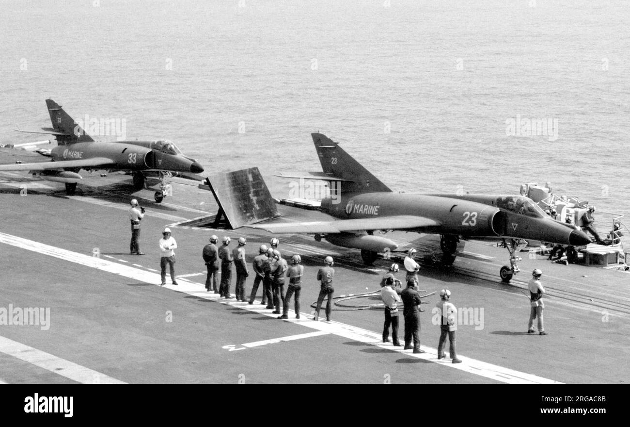 Aeronavale - Dassault-Breguet Super etendard '23' et '33' en attente de lancement au catapulte, à partir de 'Foch' ou 'Clemenceau', lors d'une croisière opérationnelle. (Note: Foch et Clemenceau étaient deux navires presque identiques, auxquels la Marine française n'a pas appliqué de marques distinctives, rendant l'identification très difficile). Banque D'Images
