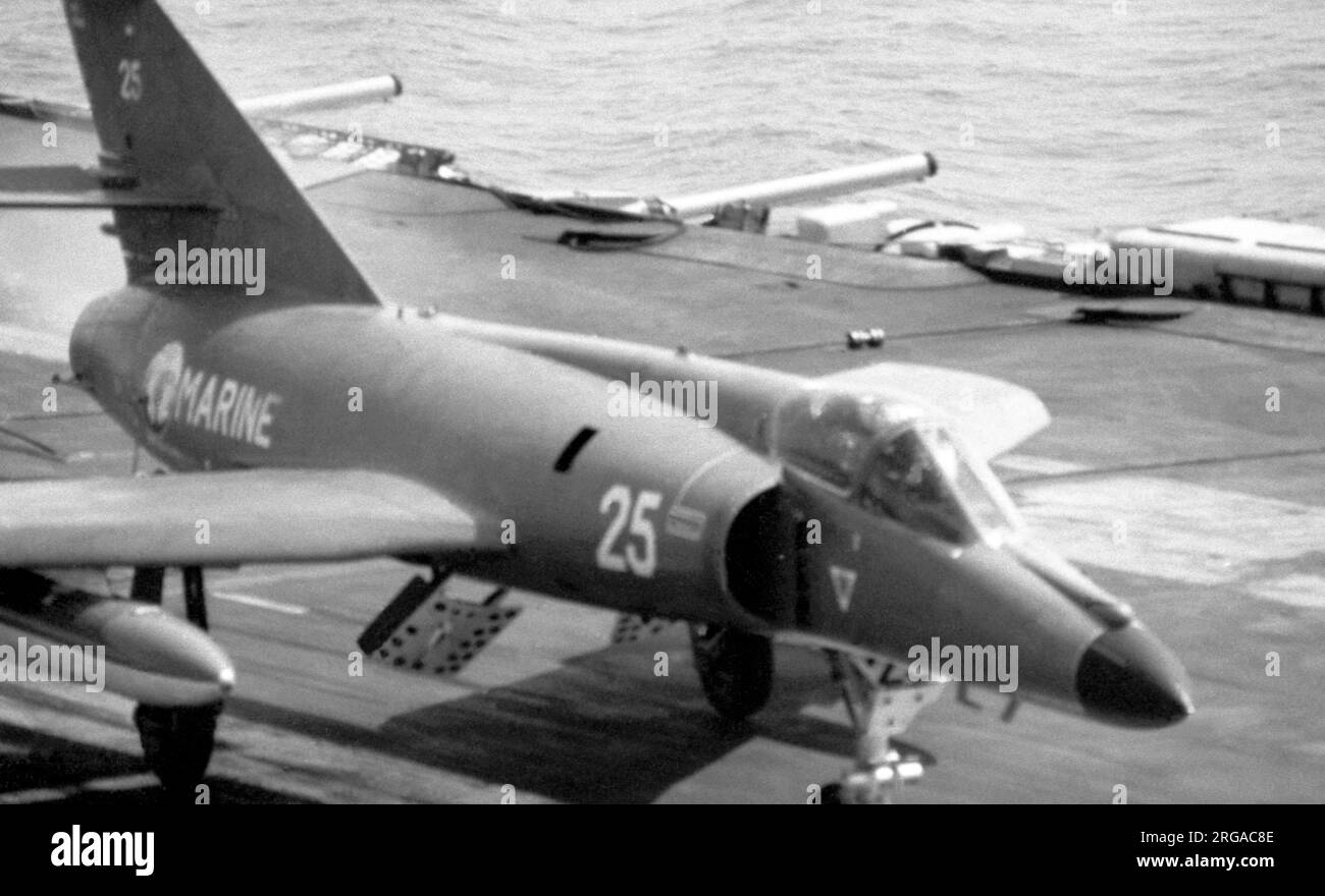 Aeronavale - Dassault-Breguet Super etendard '25' après avoir piégé le fil, atterrissant à bord de 'Foch' ou 'Clemenceau', pendant une croisière opérationnelle. (Note: Foch et'Clemenceau' étaient deux navires presque identiques, auxquels la Marine française n'a pas appliqué de marques distinctives, ce qui rend l'identification très difficile). Banque D'Images