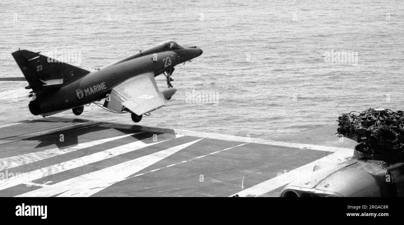 Aeronavale - Dassault-Breguet Super etendard '23' sort du catapulte, à bord de 'Foch' ou 'Clemenceau', lors d'une croisière opérationnelle. (Note: Foch et'Clemenceau' étaient deux navires presque identiques, auxquels la Marine française n'a pas appliqué de marques distinctives, ce qui rend l'identification très difficile). Banque D'Images