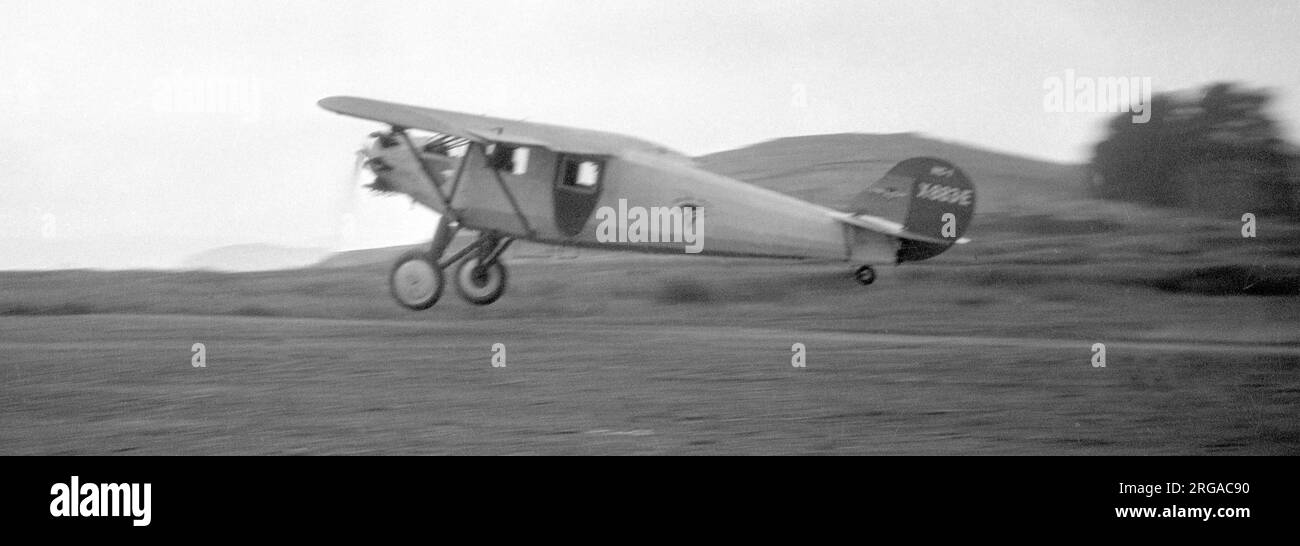 Neilson NC-1 Golden Bear (alias Coach) X883E (plus tard en NC883E), construit par (Thomas S & Duncan S) Neilsen Steel Aircraft Co, Berkeley CA., à l'aéroport de Berkeley autour de son premier vol. Le NC-1 était un monoplan de cabine à 3 places alimenté par un moteur radial Comet 7-D 130hp. Conçu par Richard Korman comme monoplan à voilure haute recouverte de tissu, le NC-1 a été utilisé pour la première fois en 1929. Il a survécu jusqu'à ce qu'il soit détruit par une foule en colère lors d'un « spectacle de sensations fortes » au circuit de course d'Oakland en août 1939, après que ses performances n'aient pas répondu à leurs attentes. Banque D'Images