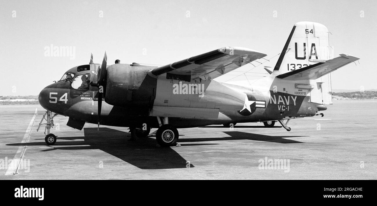 Unit States Navy - Grumman US-2C Tracker 133370 (msn 237C, code de base 'UA', panneau d'appel '54', ex S2F-2), de VC-1. Le S2F-2 (S-2C post 1962) a été développé pour porter la charge de profondeur nucléaire Mk.90, nécessitant une baie d'armes élargie, qui peut être clairement visible. Seulement 60 ont été construits avant que la charge de profondeur Mk.90 ne soit remplacée dans le stock par l'arme nucléaire plus petite Mk.101 Lulu, qui pourrait être transportée dans la baie d'armes de taille standard. La plupart ont été convertis en avions de remorquage-cible/utilitaires, dont 133370. Banque D'Images