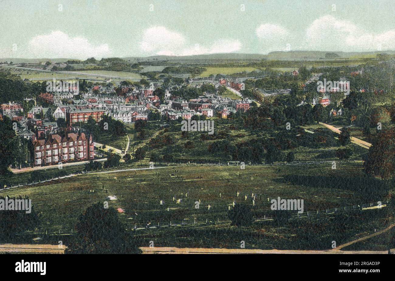 Vue sur Royal Tunbridge Wells depuis le mont Ephraim, sur le Lower Common (et le terrain de cricket) vers London Road (A26). Banque D'Images