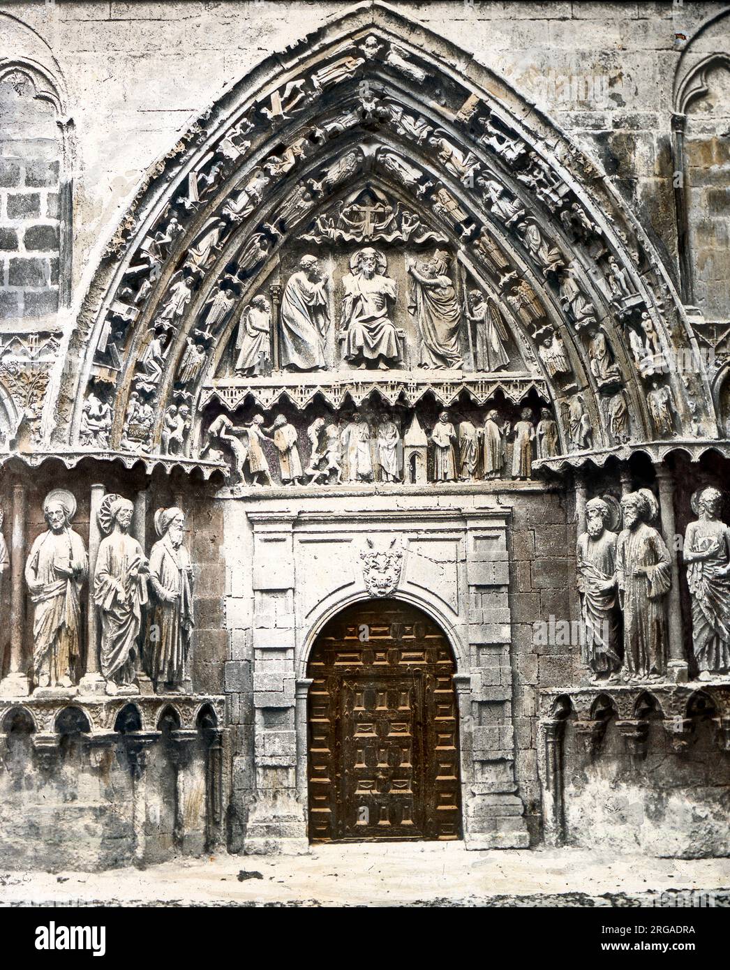 Porte gothique médiévale d'une cathédrale française non identifiée Banque D'Images