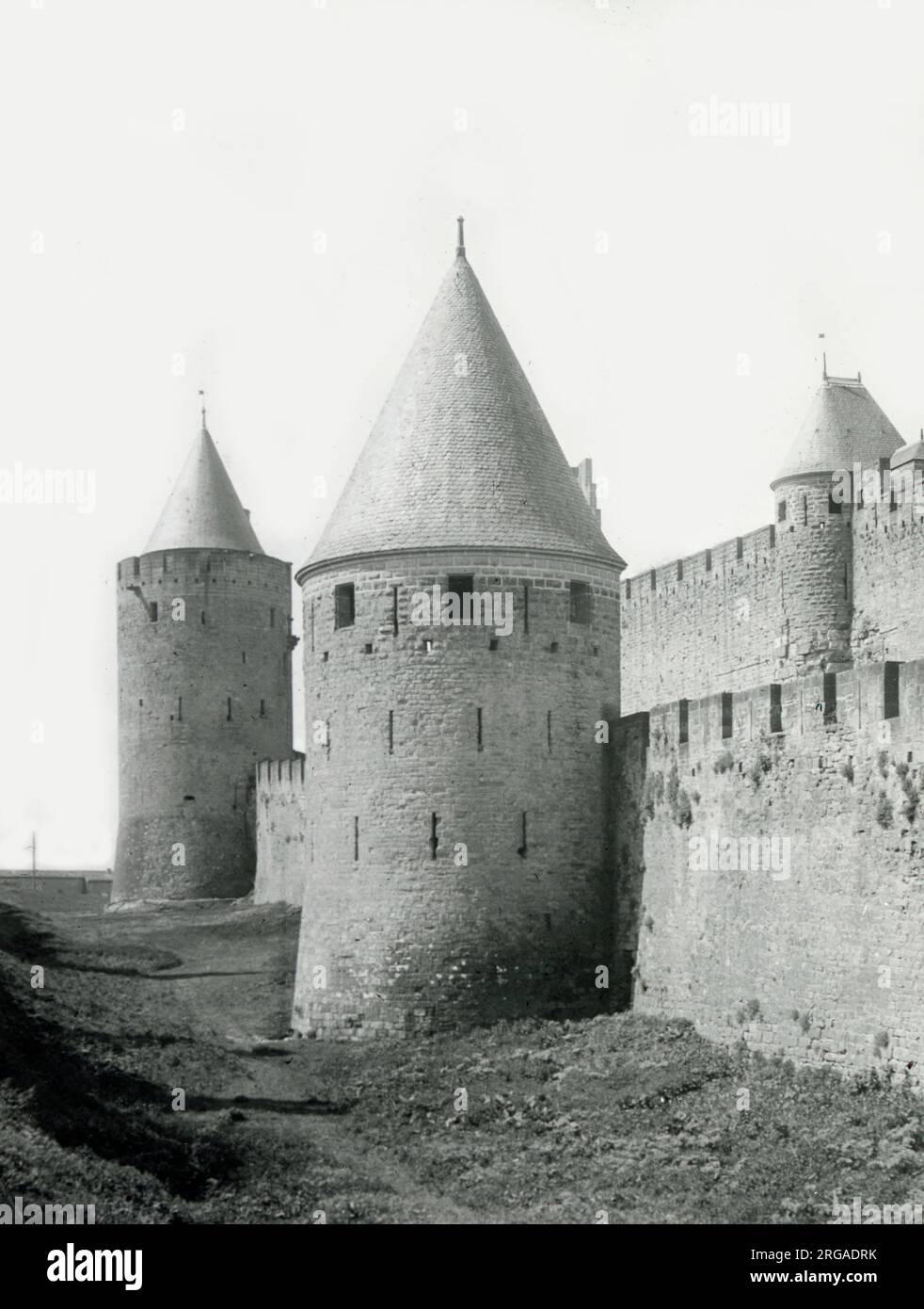 Tours et murs de la ville fortifiée de Carcassonne, France. Banque D'Images