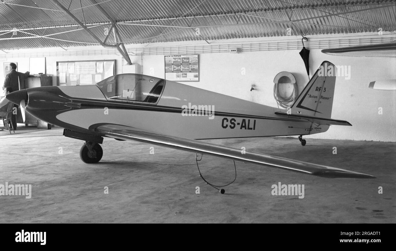 Fournier RF-3 CS-ALI (msn 72), de l'Aero-Club Portugal. Actuellement (2009) conservé , suspendu du toit du même hangar. Premier avion le 10 août 1965, elle a été livrée à l'Aero-Club Portugal le 14 février 1977. Banque D'Images