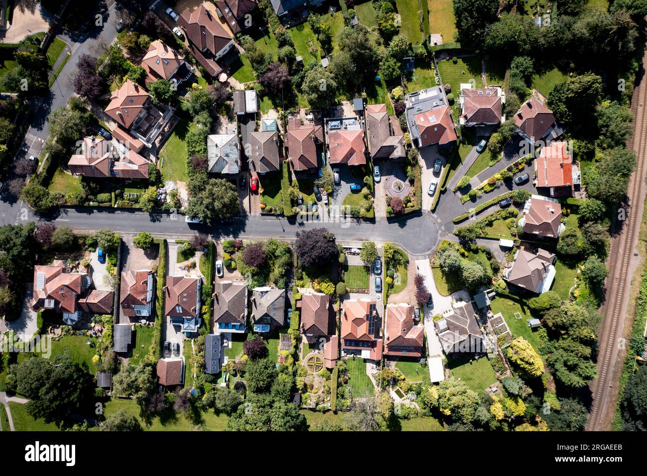 Vue de paysage de style carte aérienne de maisons de banlieue individuelles avec des drievways et des jardins sur un développement résidentiel exclusif dans un petit village envi Banque D'Images