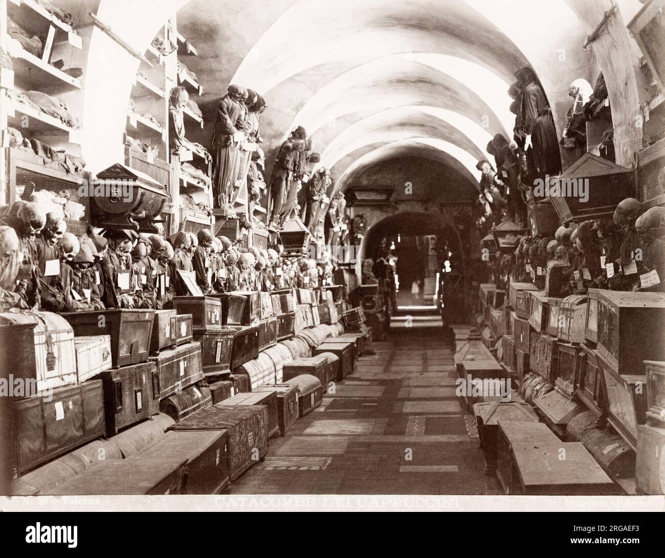 Photographie ancienne du XIXe siècle : Catacombe dei Cappuccini, vers 1890. Les catacombes de Capuchin de Palerme sont des catacombes funéraires à Palerme, en Sicile, dans le sud de l'Italie. Banque D'Images
