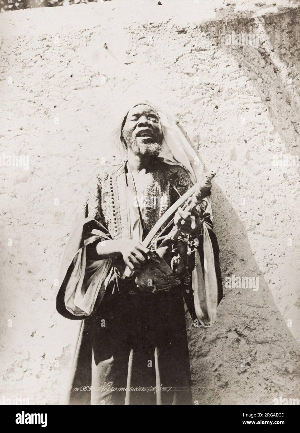 Photographie ancienne du XIXe siècle : musicien, Algérie. Banque D'Images