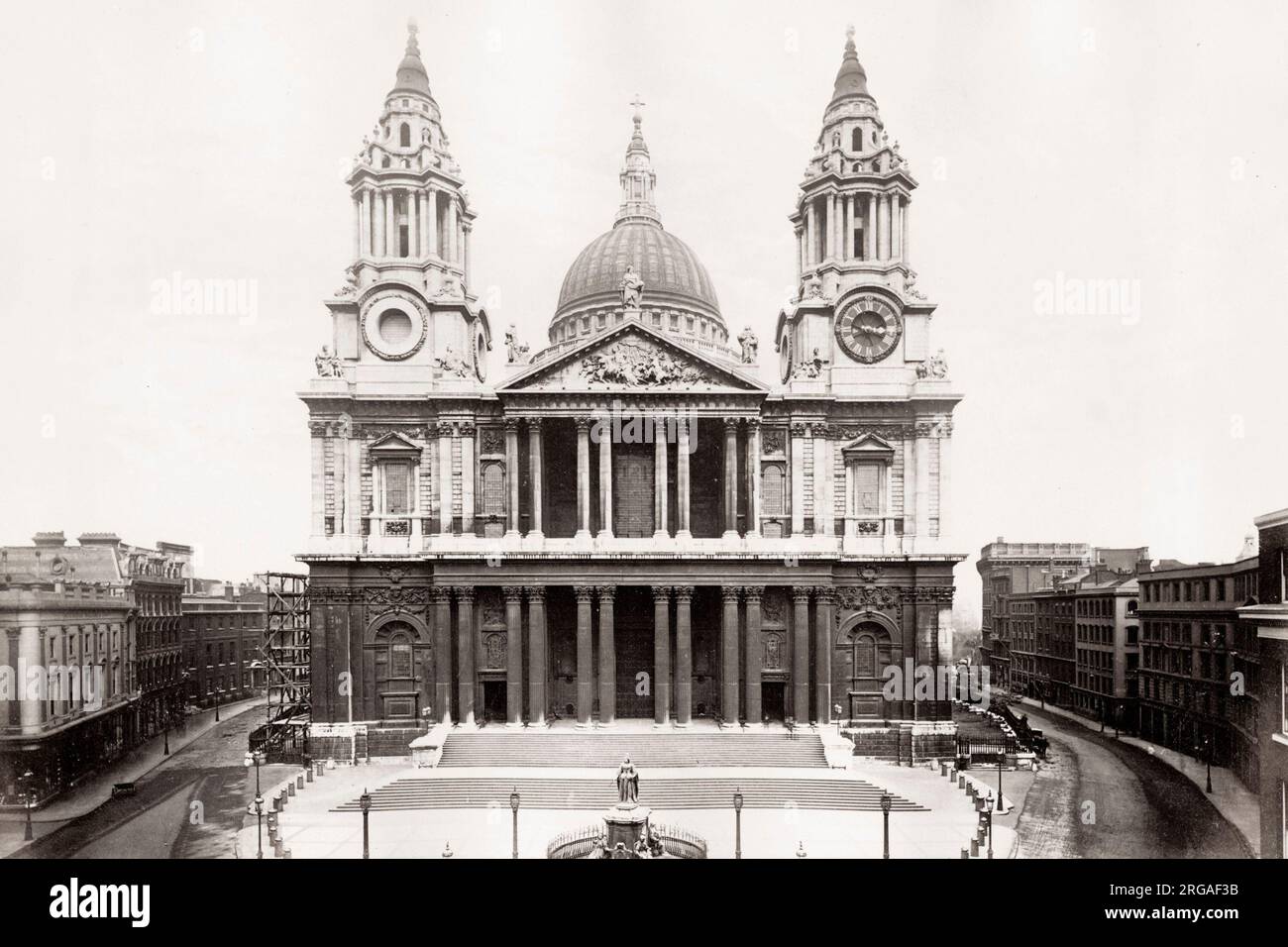 Photographie du XIXe siècle : façade ouest de la cathédrale Saint-Paul, Londres. Banque D'Images