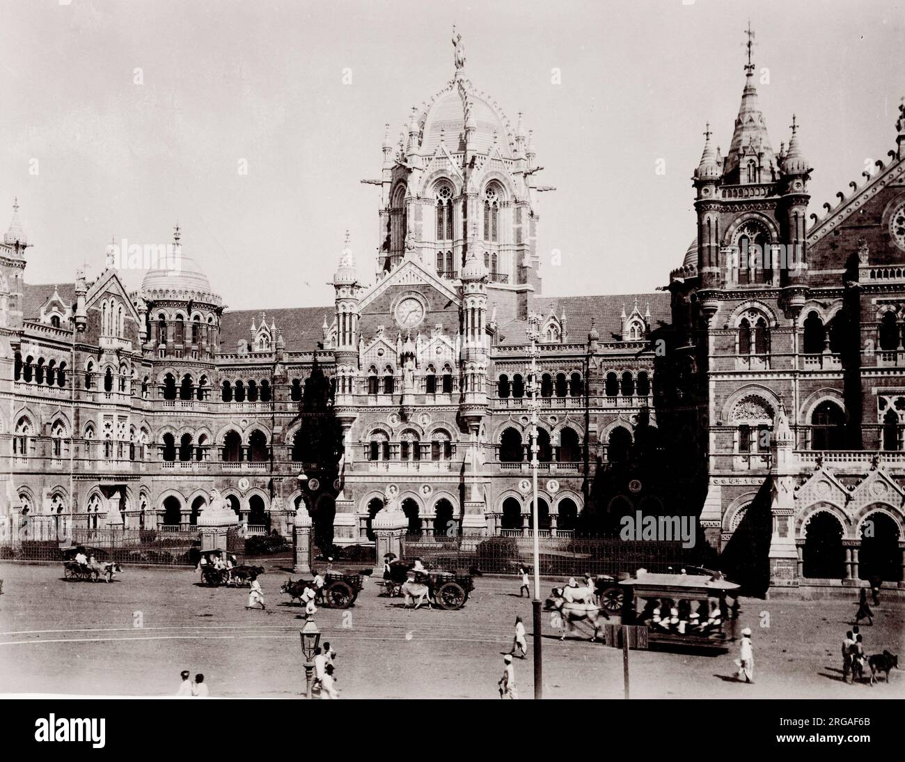 Photographie ancienne du XIXe siècle : Chhatrapati Shivaji Terminusi, également connu sous son ancien nom de Victoria Terminus, est une gare ferroviaire de terminal historique et un site classé au patrimoine mondial de l'UNESCO à Bombay, Mumbai, Maharashtra, Inde. Banque D'Images