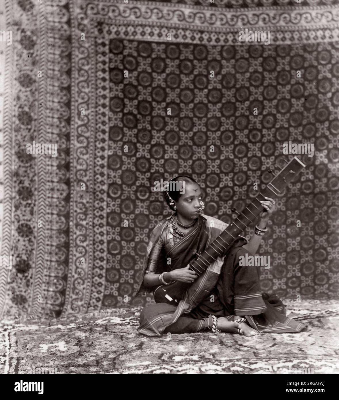C. 1880 Inde - l'image d'un album de "types" des Indiens et de métiers spécialisés conçus pour illustrer l'Inde d'un viewer - Musicien Banque D'Images