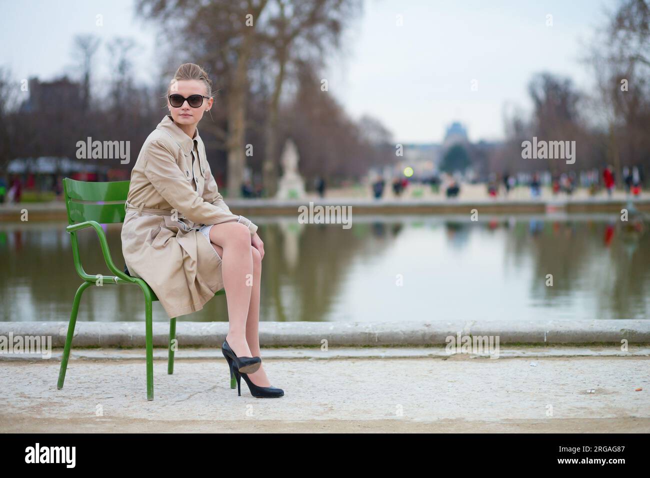 Belle femme dans le parc des Tuileries Banque D'Images