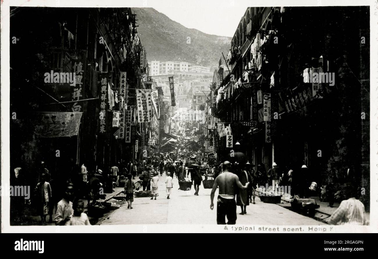 Photographie de Vintage c. de l'an : rue animée à Hong Kong. Banque D'Images