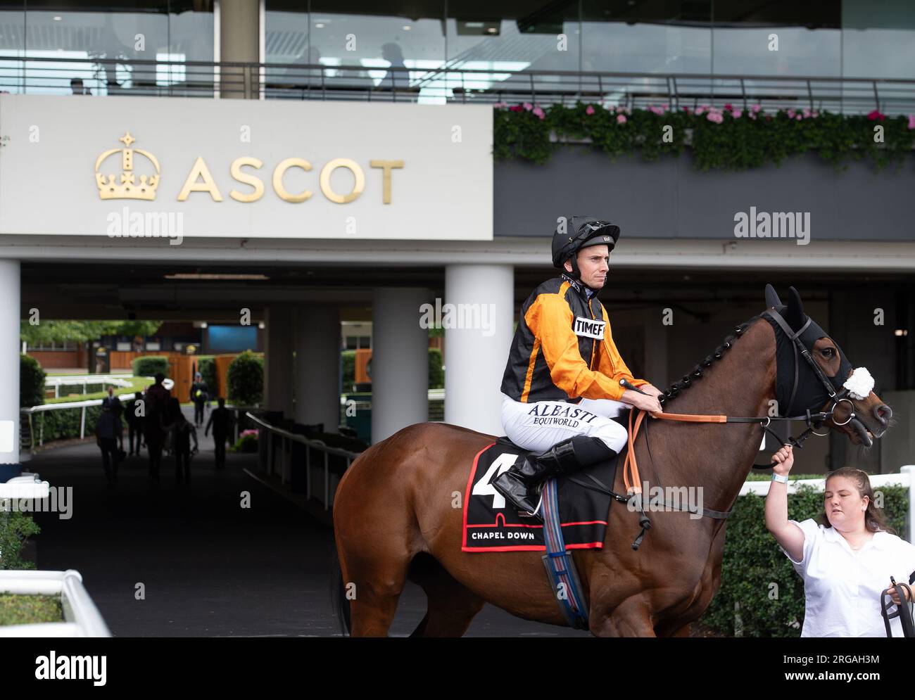 Ascot, Berkshire, Royaume-Uni. 28 juillet 2023. Horse Mobashr monté par le jockey Ryan Moore se dirige vers le circuit de l'hippodrome d'Ascot pour les Chapel Down handicap Stakes au QIPCO King George Weekend. Crédit : Maureen McLean/Alamy Banque D'Images