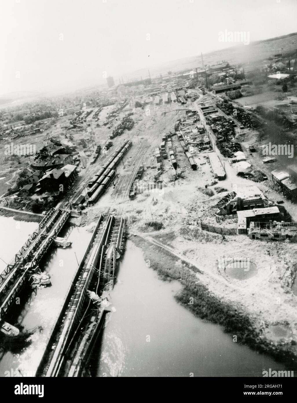 Photographie de la Seconde Guerre mondiale - photo militaire américaine officielle : pont ferroviaire allemand après attaque par les bombardiers alliés. Banque D'Images