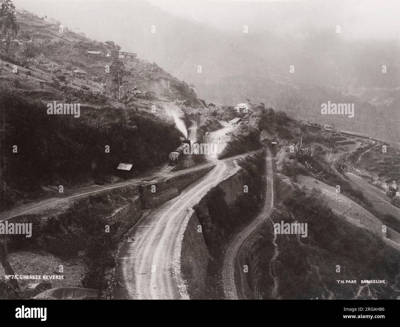 c.1900 photo d'époque: Giabaree Reverse, station de marche arrière, trains sur la piste, Darjeeling Railway, Thomas Paar photographie. Banque D'Images