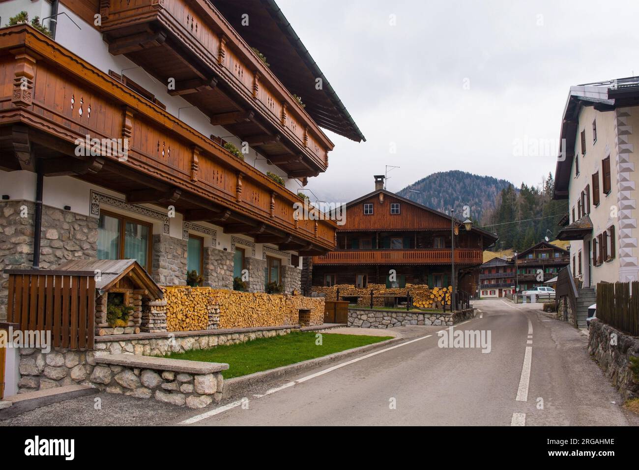 Début du printemps le village de montagne de Cima Sappada à Carnia dans la province d'Udine, Frioul-Vénétie Julienne, nord-est de l'Italie Banque D'Images