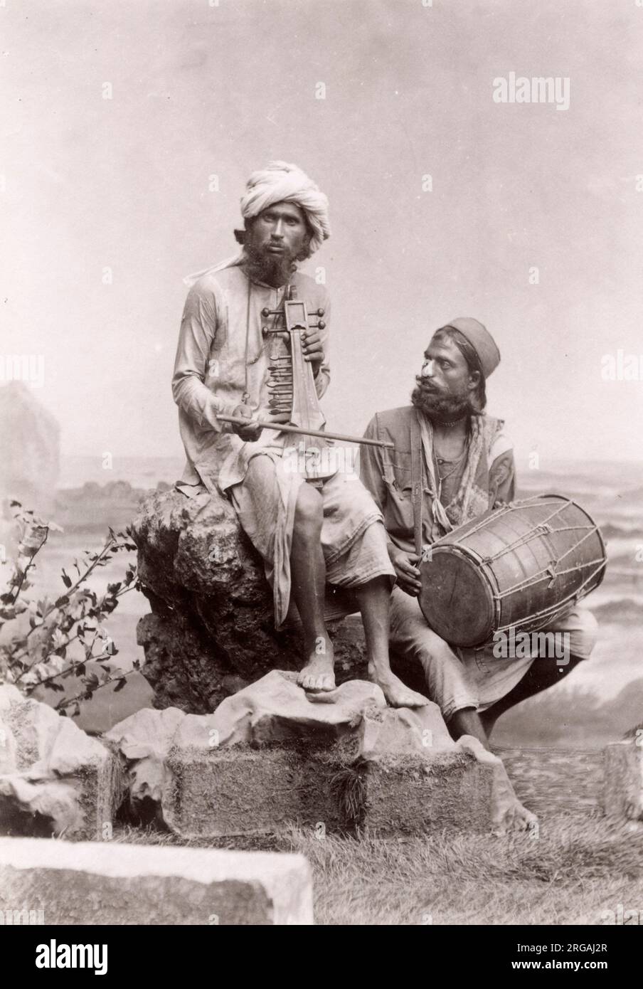 Photographie ancienne de la fin du XIXe siècle : musiciens indiens avec instruments de musique, musique, Inde. Banque D'Images