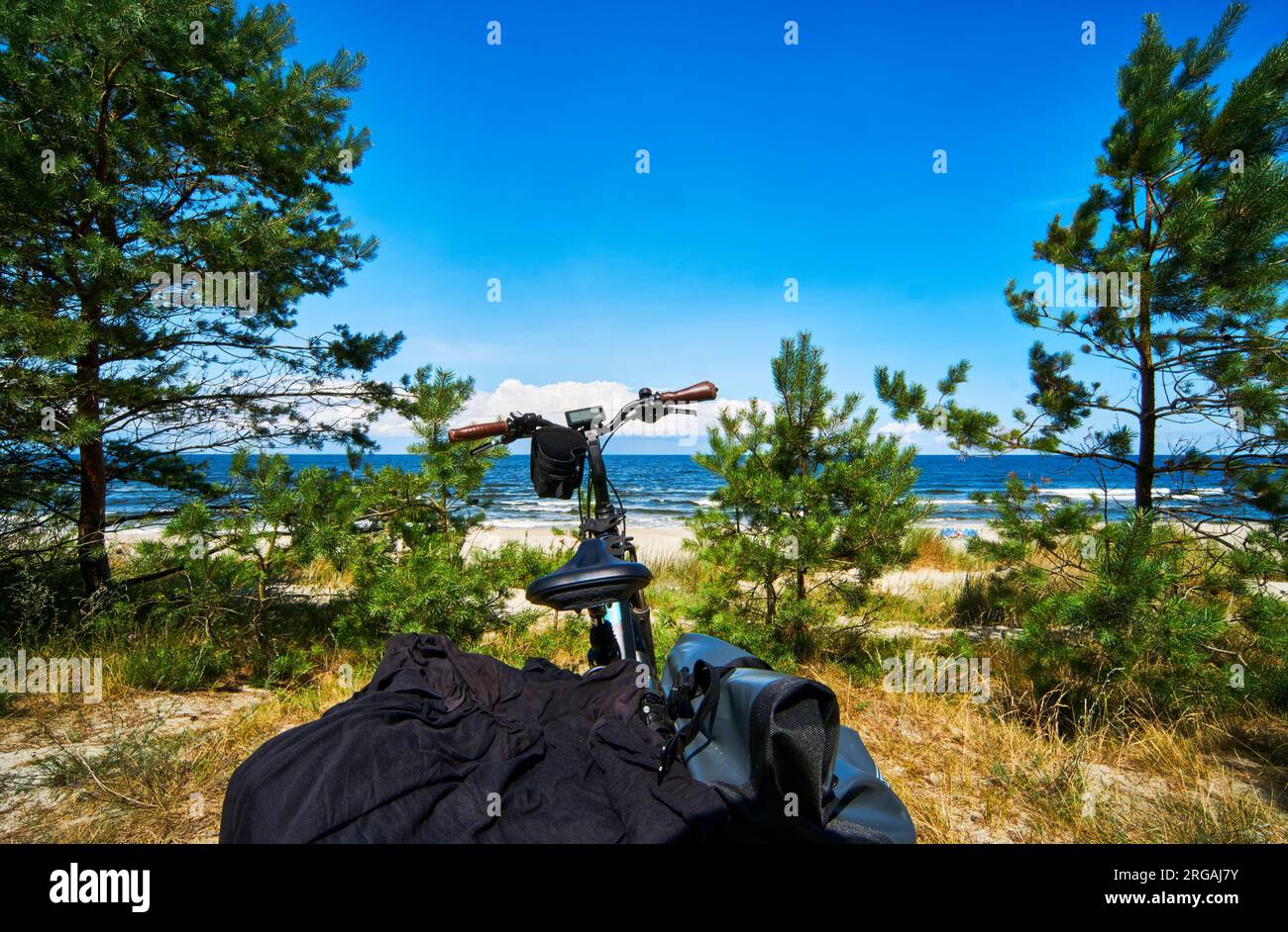 Vélo garé dans les dunes sur le bord nord de l'Isthme de Courlande en Pologne lors d'un tour à vélo de la Pologne Banque D'Images
