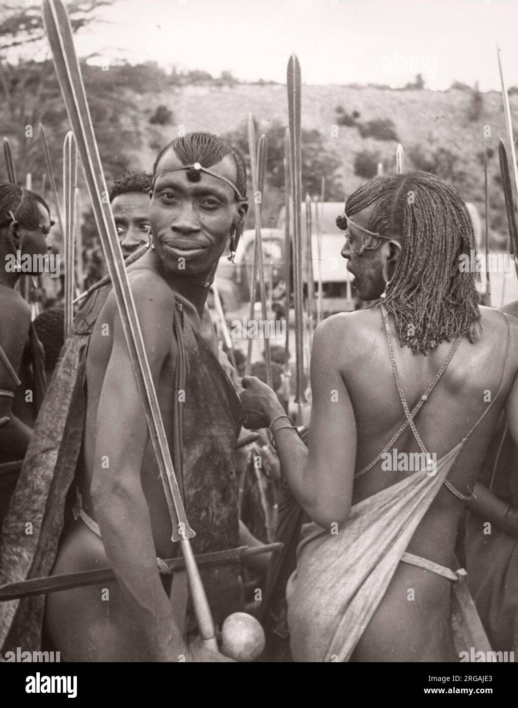 Afrique de l'est des années 1940 guerriers de la tribu Maasai du Kenya Photographie d'un officier de recrutement de l'armée britannique stationné en Afrique de l'est et au Moyen-Orient pendant la Seconde Guerre mondiale Banque D'Images