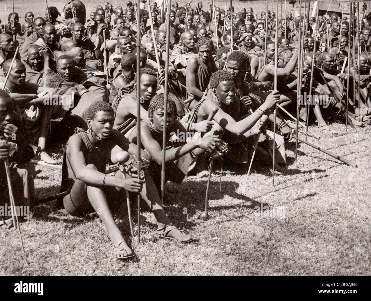 Afrique de l'est des années 1940 guerriers de la tribu Maasai du Kenya Photographie d'un officier de recrutement de l'armée britannique stationné en Afrique de l'est et au Moyen-Orient pendant la Seconde Guerre mondiale Banque D'Images