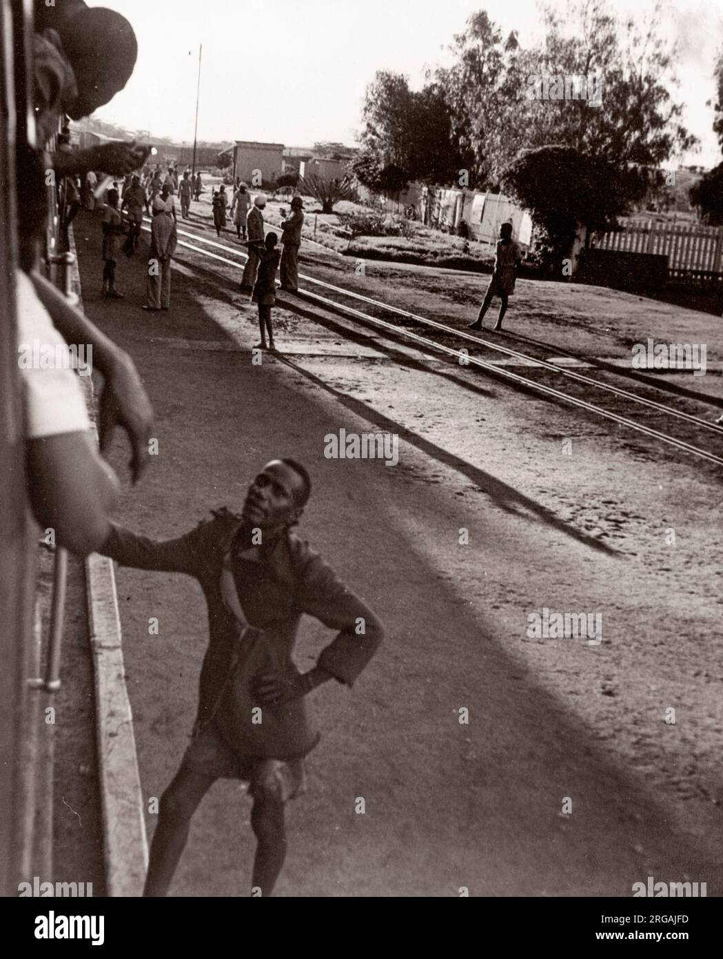 1940s Afrique de l'est - gare ferroviaire au Kenya Photographie d'un officier de recrutement de l'armée britannique en poste en Afrique de l'est et au Moyen-Orient pendant la Seconde Guerre mondiale Banque D'Images