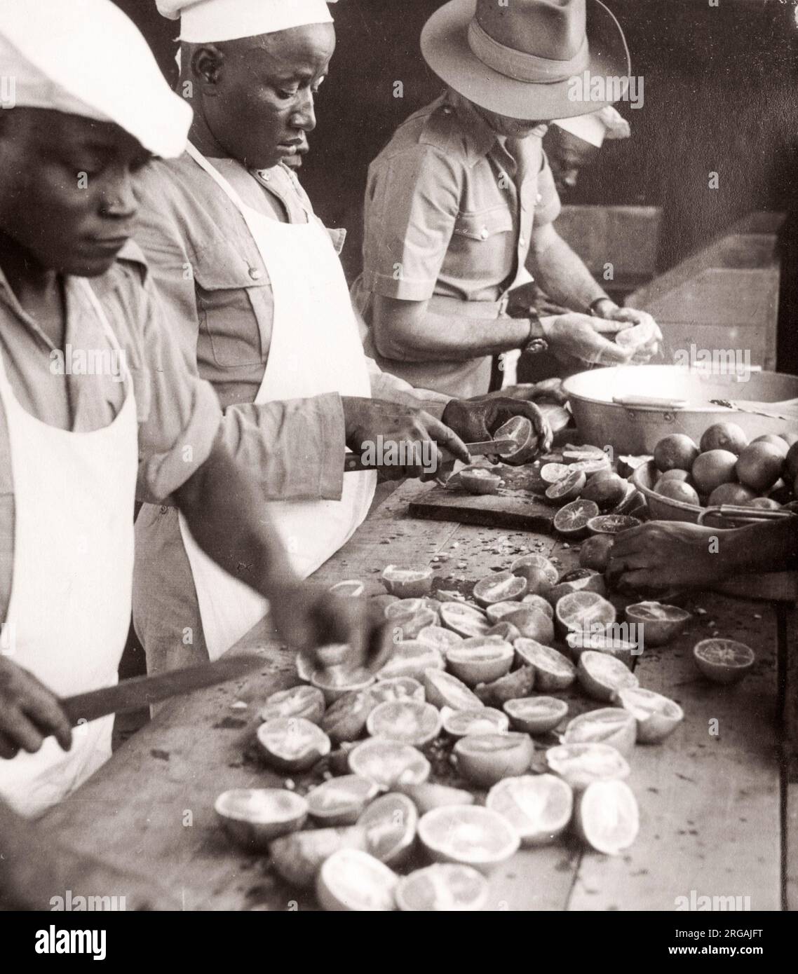 1940s Afrique de l'est - cuisiniers de l'armée au travail Photographie d'un officier de recrutement de l'armée britannique en poste en Afrique de l'est et au Moyen-Orient pendant la Seconde Guerre mondiale Banque D'Images