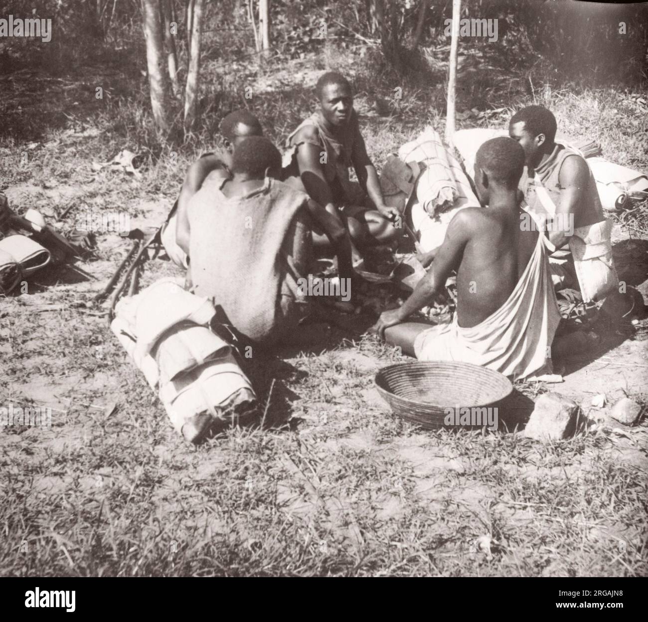 1940s Afrique de l'est - Ouganda - travailleurs migrants du Congo avec leurs paquets de voyage Photographie d'un officier de recrutement de l'armée britannique stationnés en Afrique de l'est et au Moyen-Orient pendant la Seconde Guerre mondiale Banque D'Images
