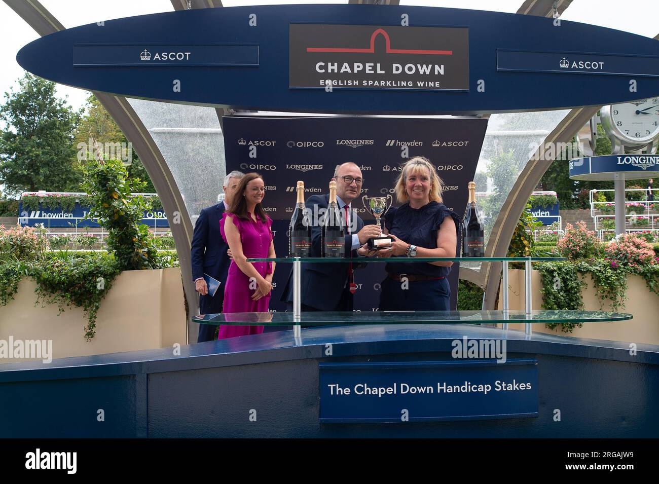 Ascot, Berkshire, Royaume-Uni. 28 juillet 2023. Présentation des gagnants pour les Chapel Down handicap Stakes à l'hippodrome d'Ascot. Cheval Pearle d'Or monté par le jockey Jason Waston a remporté la course au QIPCO King George Weekend à l'hippodrome d'Ascot. Propriétaire J C G Chua. Entraîneur David O'Meara, Upper Helmsley. Crédit : Maureen McLean/Alamy Banque D'Images