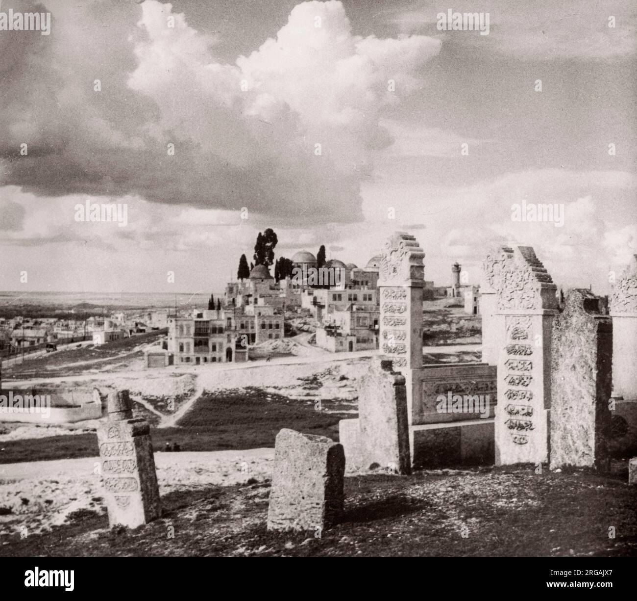 1943 Moyen-Orient Syrie - scène à Alep - cimetière et vue de la ville Photographie d'un officier de recrutement de l'armée britannique stationné en Afrique de l'est et au Moyen-Orient pendant la Seconde Guerre mondiale Banque D'Images