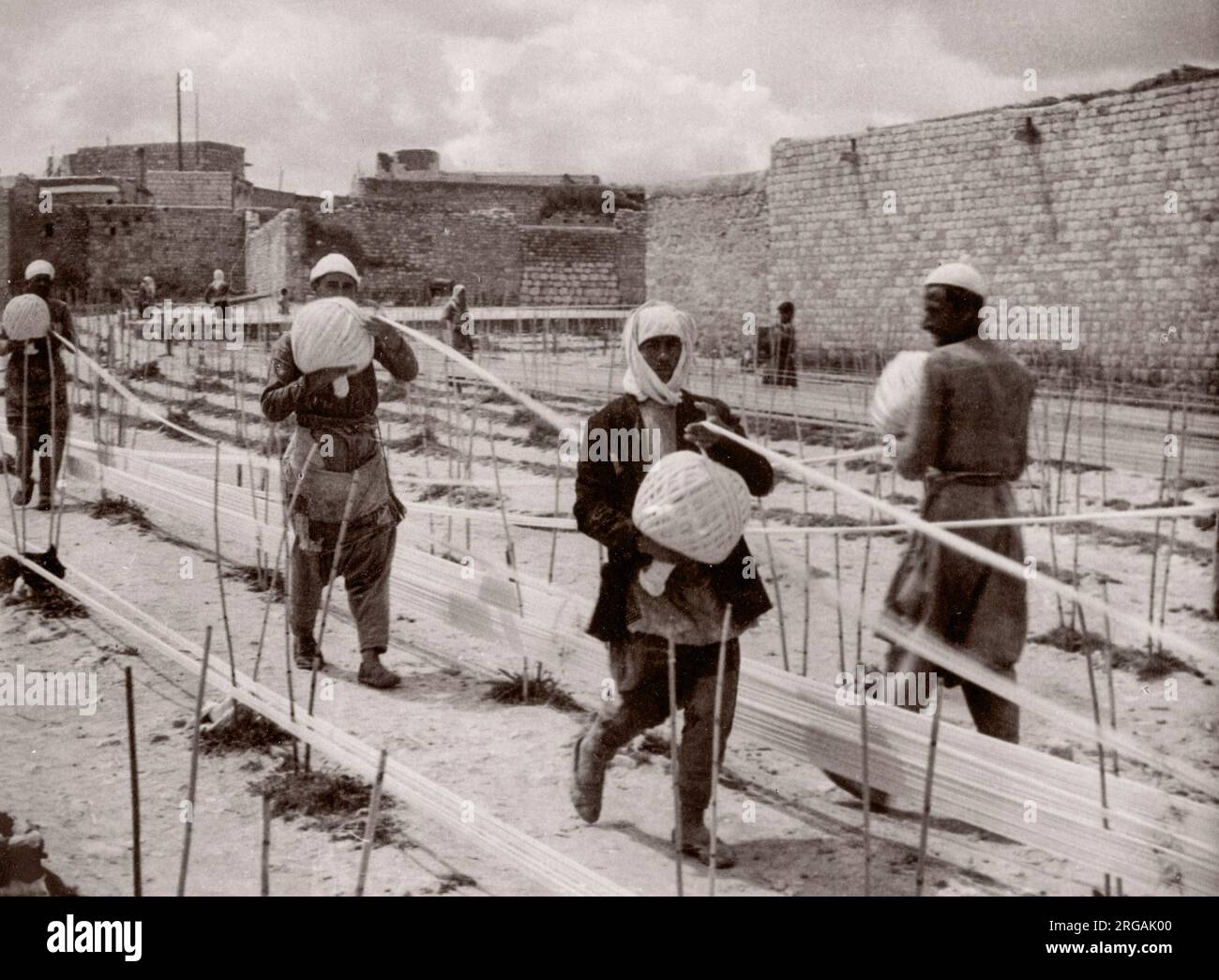 1943 Moyen-Orient Syrie - scène à Alep - balles de coton tortueuses Photographie d'un officier de recrutement de l'armée britannique stationné en Afrique de l'est et au Moyen-Orient pendant la Seconde Guerre mondiale Banque D'Images