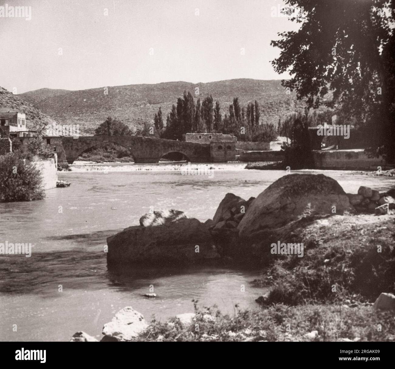 1843 - Syrie - Darkouch ou Darkush sur la rivière Orontes Photographie d'un officier de recrutement de l'armée britannique en poste en Afrique de l'est et au Moyen-Orient pendant la Seconde Guerre mondiale Banque D'Images