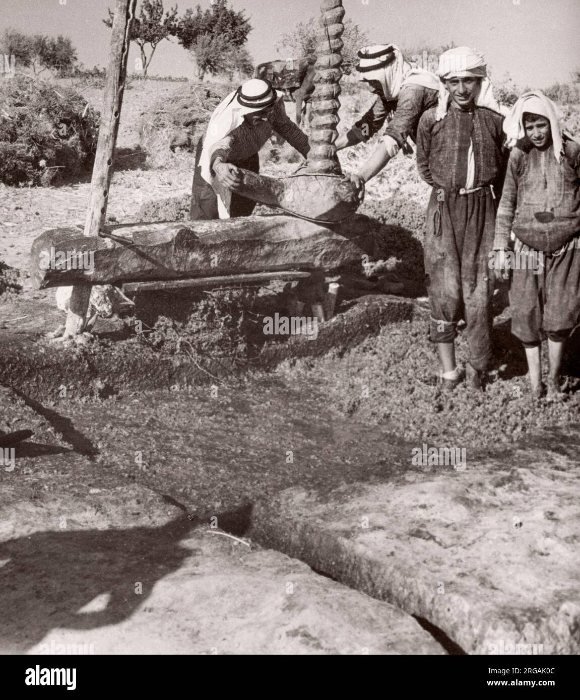 1943 Syrie - faire bouillir des raisins à Make Arak liqour Photographie par un officier de recrutement de l'armée britannique stationnés en Afrique de l'est et au Moyen-Orient pendant la Seconde Guerre mondiale Banque D'Images