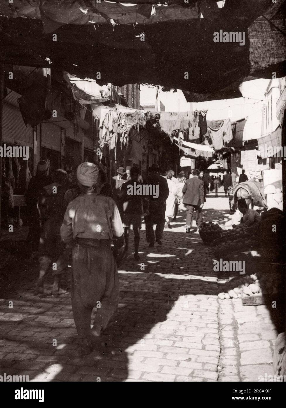 1943 Moyen-Orient Syrie - scène à Alep - vue dans la rue Photographie d'un officier de recrutement de l'armée britannique stationné en Afrique de l'est et au Moyen-Orient pendant la Seconde Guerre mondiale Banque D'Images