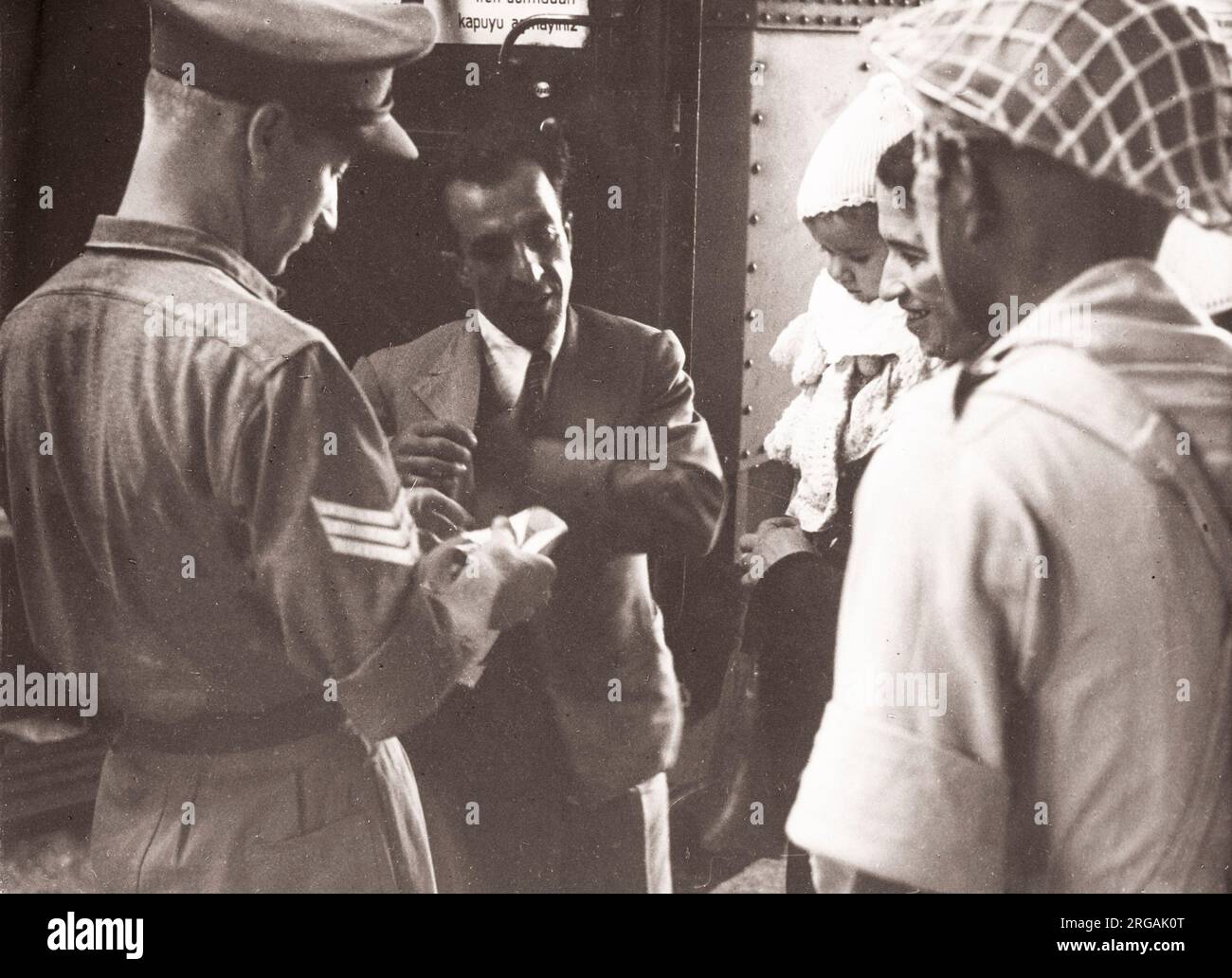 1943 Moyen-Orient Syrie - réfugiés d'Europe sur le train Taurus Express qui a voyagé de Turquie Photographie par un officier de recrutement de l'armée britannique stationnés en Afrique de l'est et au Moyen-Orient pendant la Seconde Guerre mondiale Banque D'Images
