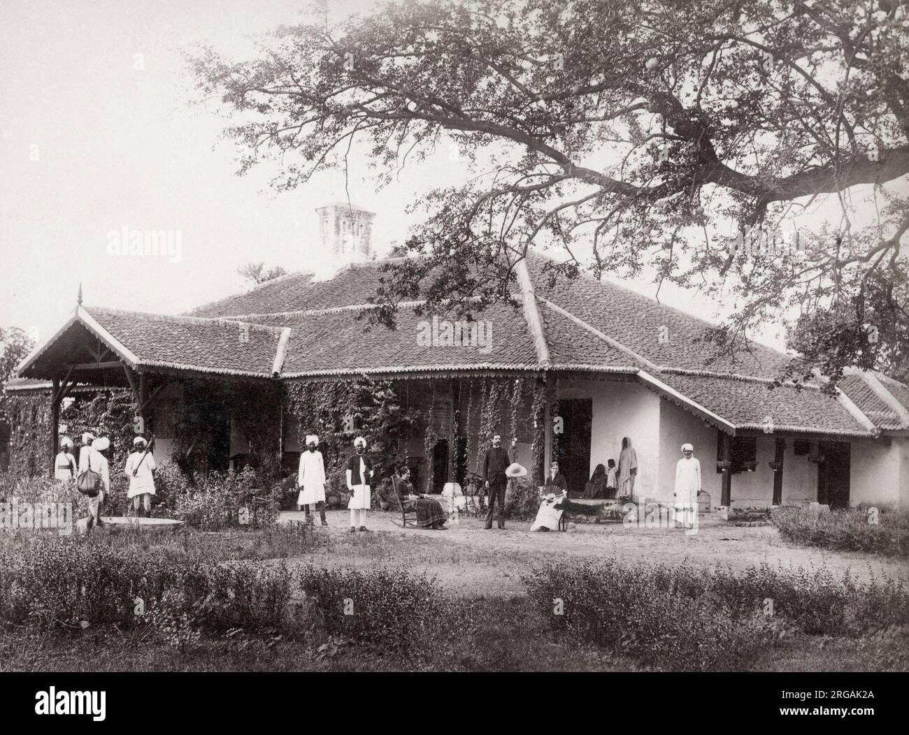 Photographie vintage du XIXe siècle - couple missionnaire chrétien britannique, bungalow de mission, avec groupe de serviteurs, Inde, vers 1880. Banque D'Images