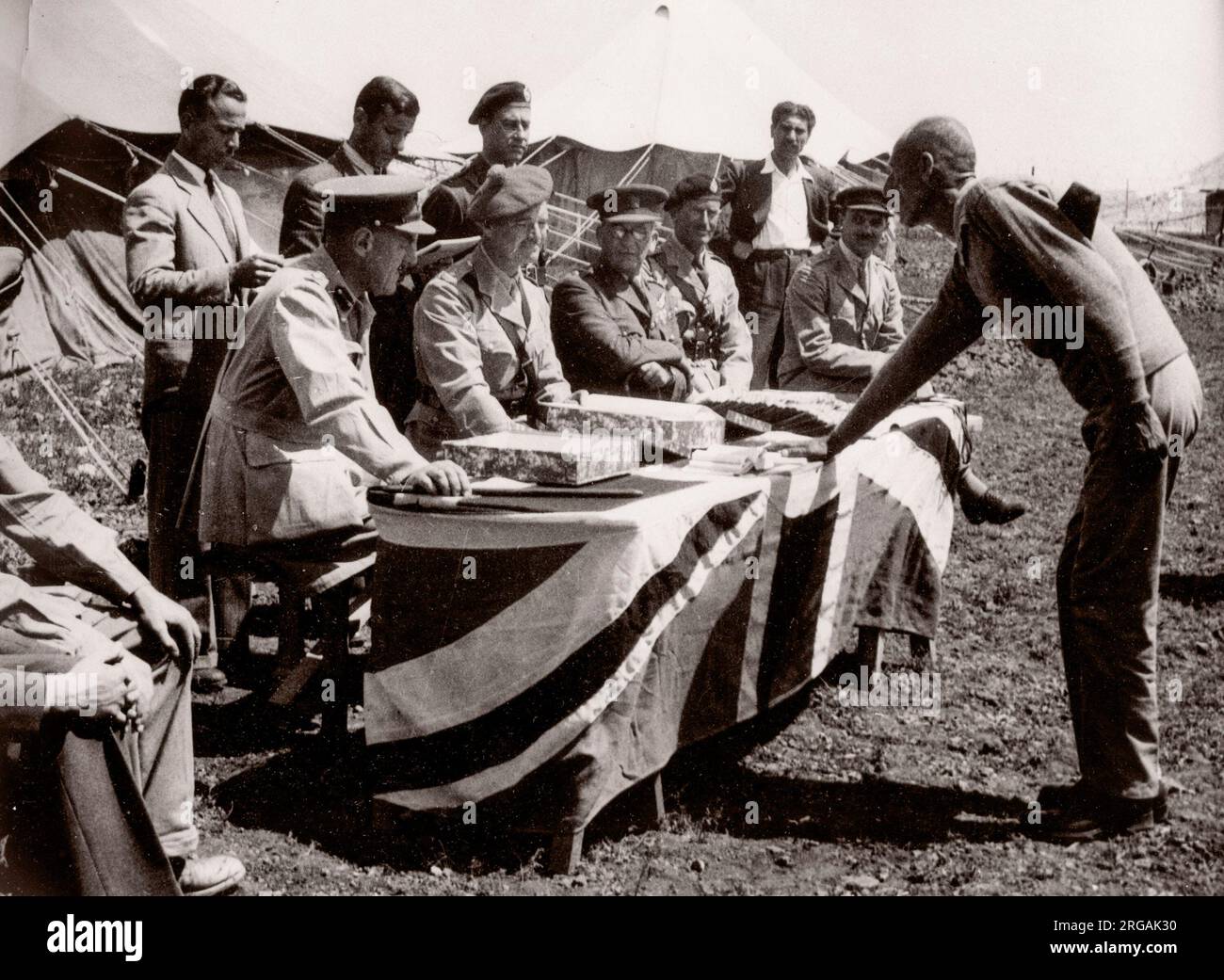 1943 Moyen-Orient Syrie - scène à Alep - recrues de l'armée britannique - recrute sous serment sur le Coran Photographie d'un officier de recrutement de l'armée britannique stationné en Afrique de l'est et au Moyen-Orient pendant la Seconde Guerre mondiale Banque D'Images