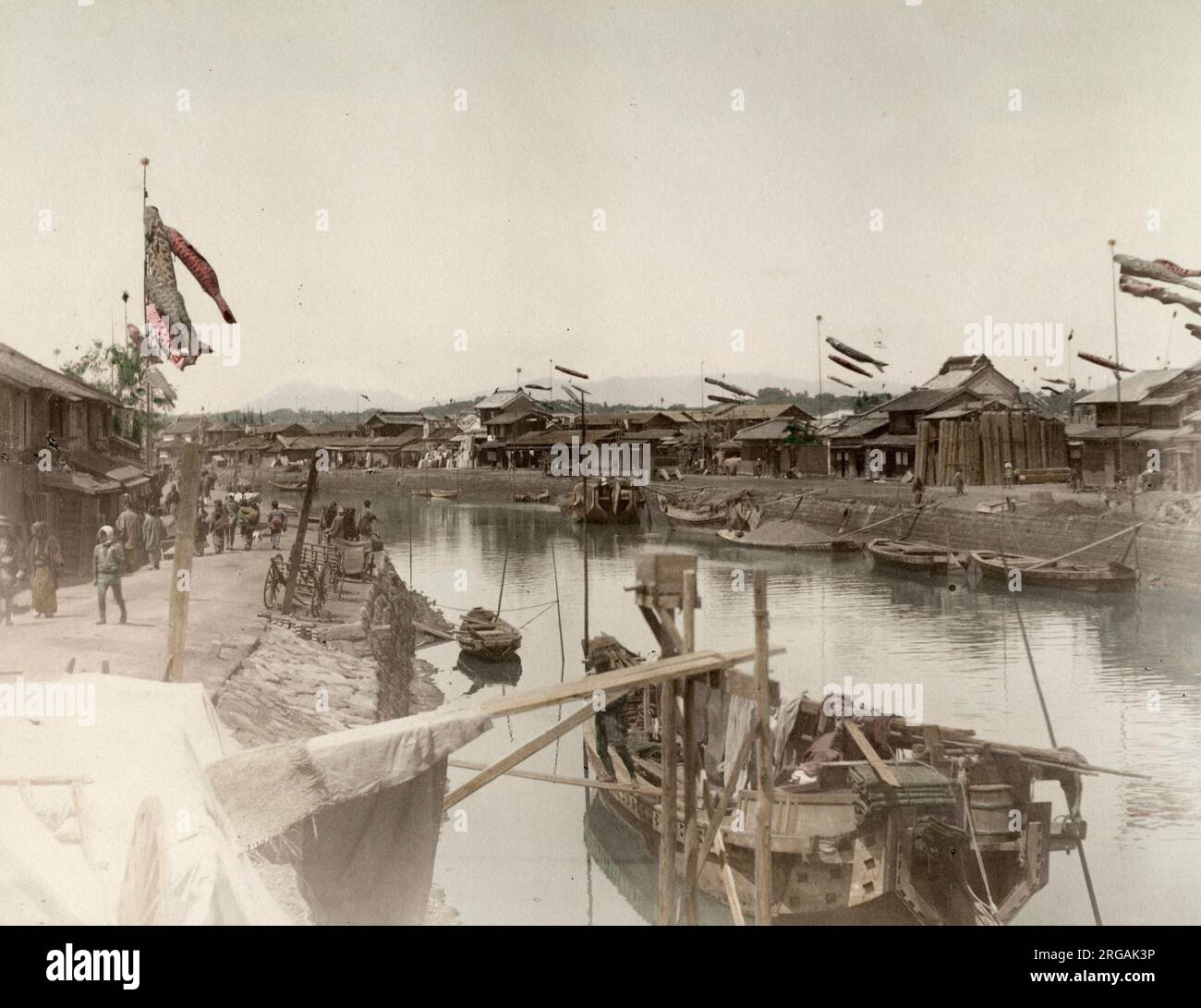 Photographie vintage du 19th siècle: Japon c.1880 - bannière carpe volant le long de la crique, Yokohama pour le Festival des garçons. Banque D'Images