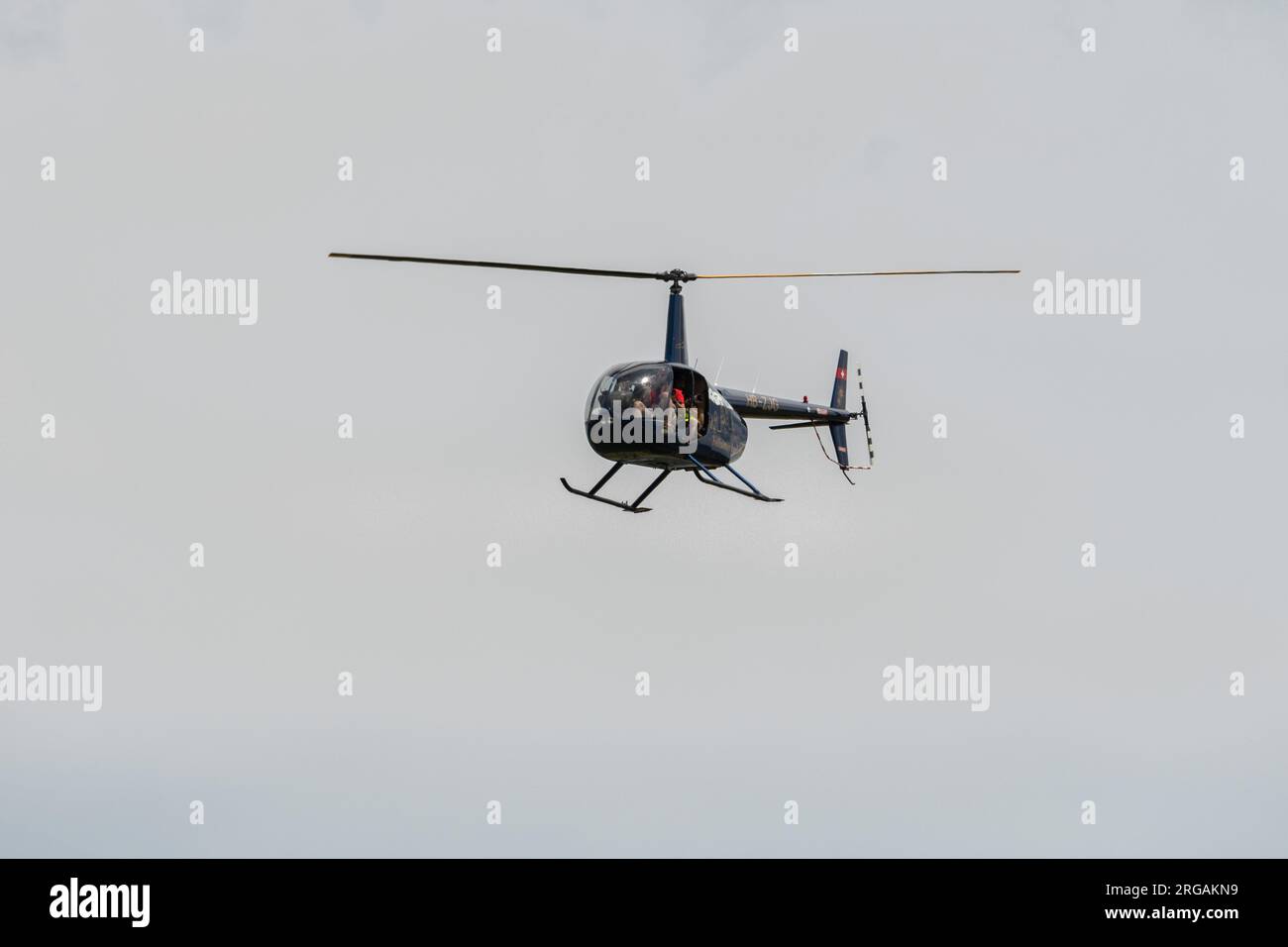 Speck-Fehraltorf, Zurich, Suisse, 1 juillet 2023 hélicoptère HB-ZJG Robinson R44 Raven II au-dessus d'un petit aérodrome Banque D'Images