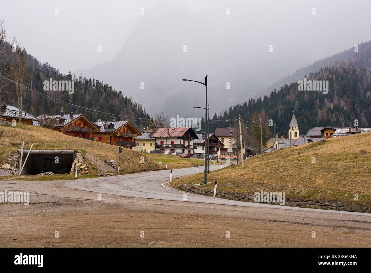 Début du printemps le village de montagne de Cima Sappada à Carnia dans la province d'Udine, Frioul-Vénétie Julienne, nord-est de l'Italie Banque D'Images