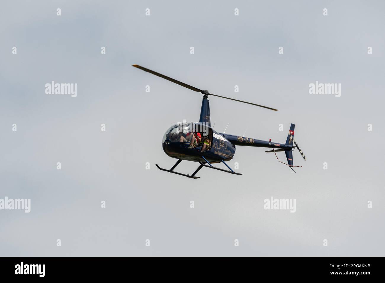 Speck-Fehraltorf, Zurich, Suisse, 1 juillet 2023 hélicoptère HB-ZJG Robinson R44 Raven II au-dessus d'un petit aérodrome Banque D'Images