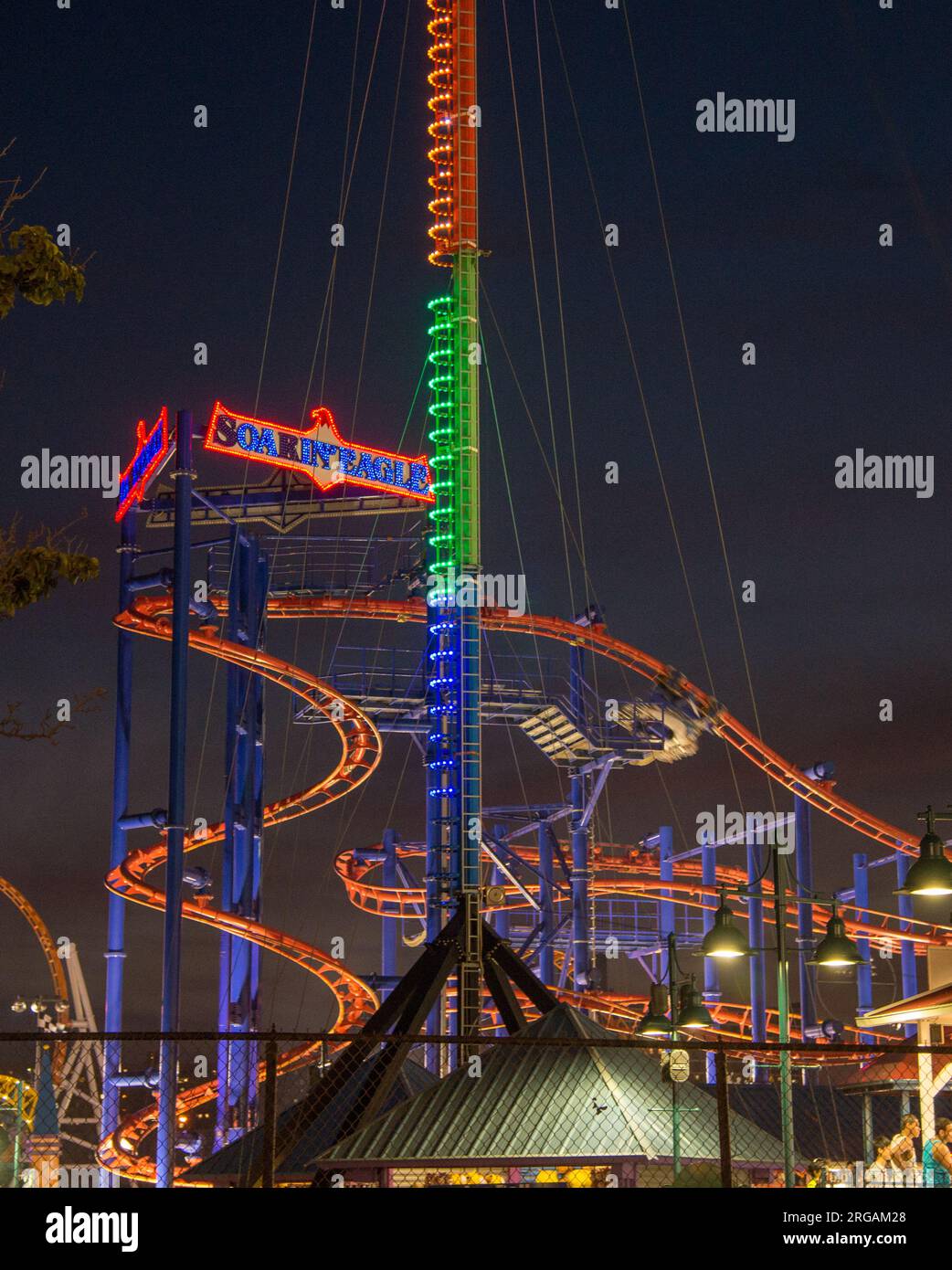 Montagnes russes sur la promenade de Coney Island Banque D'Images