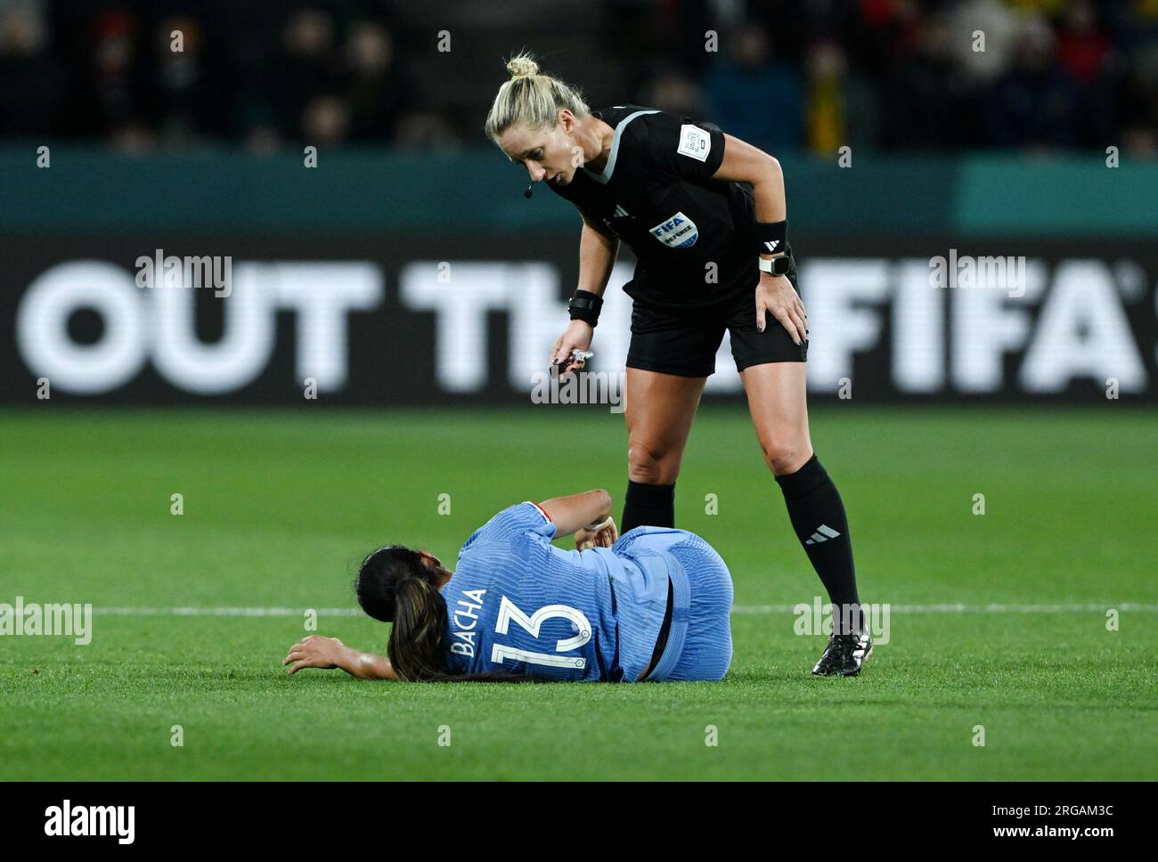 Adélaïde, Australie. 8 août 2023. L'arbitre Tori Penso vérifie Selma Bacha (en bas) de la France lors du match de 16 entre la France et le Maroc à la coupe du monde féminine de la FIFA 2023 à Adélaïde, Australie, le 8 août 2023. Crédit : Li Yibo/Xinhua/Alamy Live News Banque D'Images