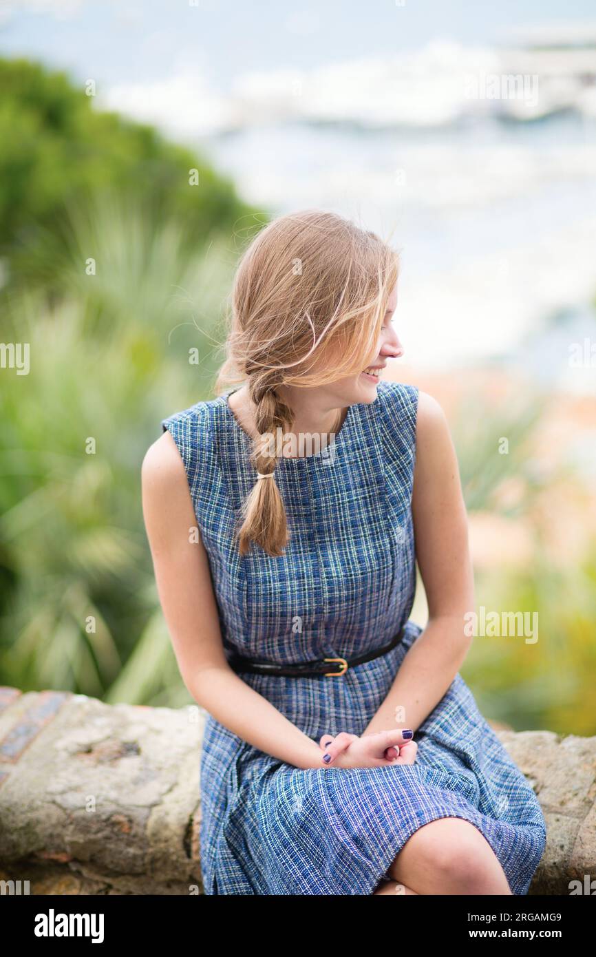 Jeune fille regardant la ville de Cannes depuis la colline du Suquet Banque D'Images