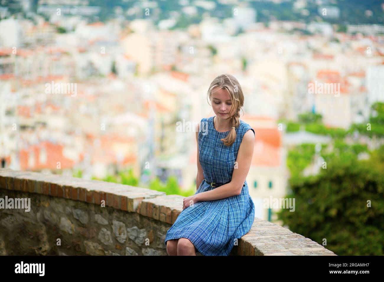 Jeune fille regardant la ville de Cannes depuis la colline du Suquet Banque D'Images